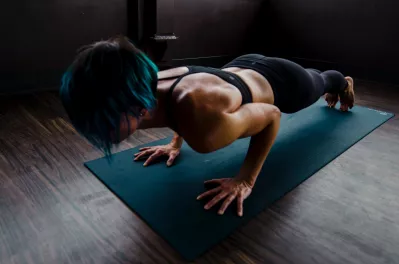 The Best Free Bikini Body Apps : Womand doing push-ups
