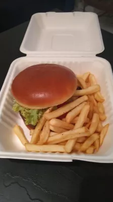 The 5 Best Apps To Find Cheap Food Delivery Near Me : Burger delivered from TGI Friday's restaurant in Warsaw with 2for1 food delivery offer