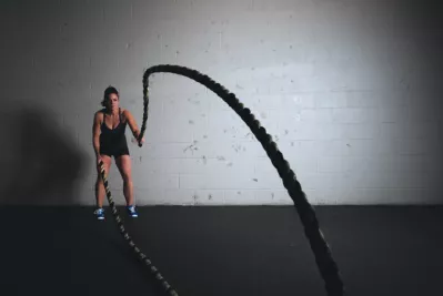 The Best Free CrossFit Apps You Can Download : Woman holding exercise ropes