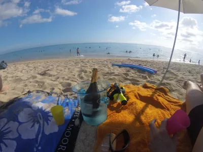 Scheda SIM VINI Polinesia francese, come avere internet mobile a Tahiti? : Condivisione di una foto di spiaggia su Facebook a Tahiti con una carta di viaggio VINI