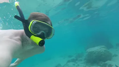 Carte SIM VINI Polynésie française, comment avoir l'internet mobile à Tahiti? : Photo de plongée en apnée sous-marine dans le lagon de Tahiti partagée sur Internet mobile avec une carte SIM de voyage VINI Polynésie française